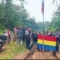 Sejumlah tokoh adat dan para kepala adat menggelar upacara HUT RI di jalanan rusak Krayan, sekaligus mengibarkan bendera Dayak Borneo sebagai simbol protes abainya negara atas kondisi rakyatnya, Senin (17/8/2026). Dok.Martinus.