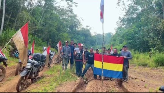 Sejumlah tokoh adat dan para kepala adat menggelar upacara HUT RI di jalanan rusak Krayan, sekaligus mengibarkan bendera Dayak Borneo sebagai simbol protes abainya negara atas kondisi rakyatnya, Senin (17/8/2026). Dok.Martinus.