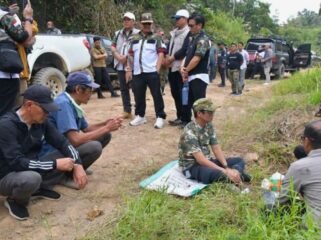 Bupati Nunukan, Irwan Sabri (kaos loreng) berdiskusi dengan masyarakat menyoal terputusnya akses jalan di Krayan, di sela peninjauannya bersama Forkopimda dan para tokoh adat. Dok.Prokopim Nunukan.