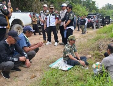 Bupati Nunukan, Irwan Sabri (kaos loreng) berdiskusi dengan masyarakat menyoal terputusnya akses jalan di Krayan, di sela peninjauannya bersama Forkopimda dan para tokoh adat. Dok.Prokopim Nunukan.