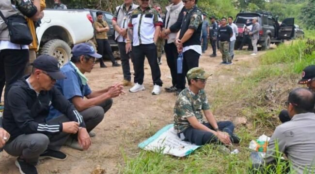Bupati Nunukan, Irwan Sabri (kaos loreng) berdiskusi dengan masyarakat menyoal terputusnya akses jalan di Krayan, di sela peninjauannya bersama Forkopimda dan para tokoh adat. Dok.Prokopim Nunukan.
