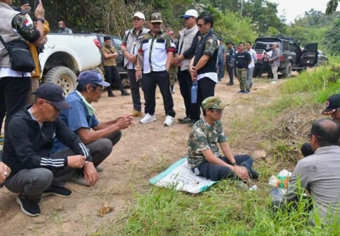 
					Bupati Nunukan, Irwan Sabri (kaos loreng) berdiskusi dengan masyarakat menyoal terputusnya akses jalan di Krayan, di sela peninjauannya bersama Forkopimda dan para tokoh adat. Dok.Prokopim Nunukan.