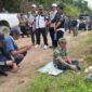 Bupati Nunukan, Irwan Sabri (kaos loreng) berdiskusi dengan masyarakat menyoal terputusnya akses jalan di Krayan, di sela peninjauannya bersama Forkopimda dan para tokoh adat. Dok.Prokopim Nunukan.