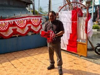 Edy Santri, warga yang selalu menyisihkan uang untuk membeli bendera merah putih dan dibagikan ke warga setiap Agustus. Dok.Edy.