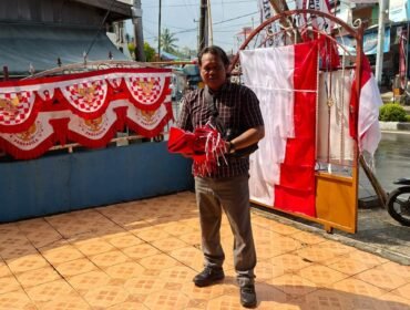 Edy Santri, warga yang selalu menyisihkan uang untuk membeli bendera merah putih dan dibagikan ke warga setiap Agustus. Dok.Edy.