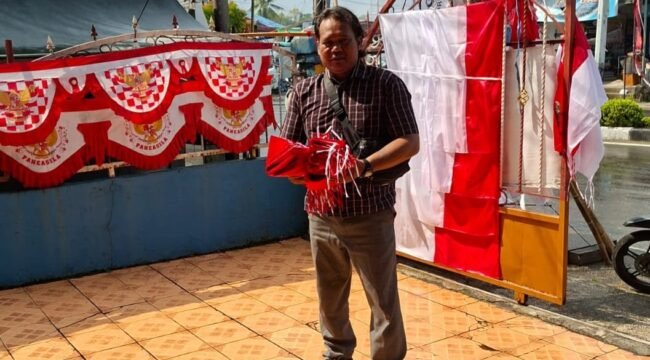 Edy Santri, warga yang selalu menyisihkan uang untuk membeli bendera merah putih dan dibagikan ke warga setiap Agustus. Dok.Edy.