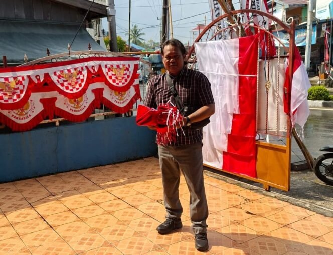
					Edy Santri, warga yang selalu menyisihkan uang untuk membeli bendera merah putih dan dibagikan ke warga setiap Agustus. Dok.Edy.