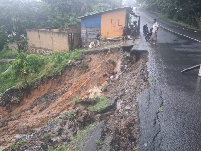 
					Banjir bandang Senin (3/8/2026) sebabkan longsor di Jalan Sei Fatimah. Dok.BPBD Nunukan.