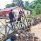 Petugas BPBD Nunukan sedang menyingkirkan sampah di salah satu jembatan kayu agar aliran air bisa lancar. Dok.BPBD Nunukan.