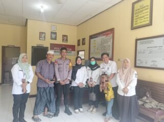 Bocah 6 tahun asal Sebatik yang dijemput Peksos. Bocah malang tersebut ditelantarkan ayahnya yang ODGJ, tak punya rumah, makan mengais sampah. Dok.DSP3A Nunukan.