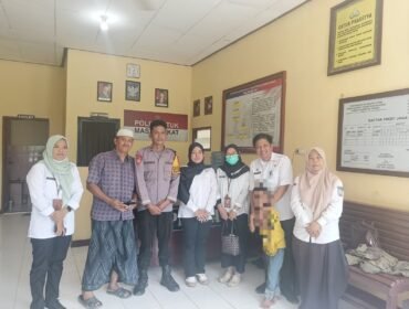 Bocah 6 tahun asal Sebatik yang dijemput Peksos. Bocah malang tersebut ditelantarkan ayahnya yang ODGJ, tak punya rumah, makan mengais sampah. Dok.DSP3A Nunukan.