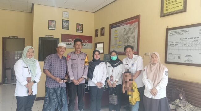 Bocah 6 tahun asal Sebatik yang dijemput Peksos. Bocah malang tersebut ditelantarkan ayahnya yang ODGJ, tak punya rumah, makan mengais sampah. Dok.DSP3A Nunukan.