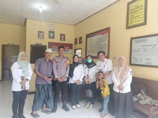 
					Bocah 6 tahun asal Sebatik yang dijemput Peksos. Bocah malang tersebut ditelantarkan ayahnya yang ODGJ, tak punya rumah, makan mengais sampah. Dok.DSP3A Nunukan.
