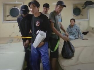 LIN (topi hitam dengan borgol kuning) pelaku pencurian dan penggelapan motor Honda Beat milik warga Malinau,  saat diamankan polisi di atas KM Bukit Siguntang, Tarakan. Dok.Polsek Nunukan.