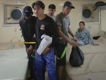 LIN (topi hitam dengan borgol kuning) pelaku pencurian dan penggelapan motor Honda Beat milik warga Malinau,  saat diamankan polisi di atas KM Bukit Siguntang, Tarakan. Dok.Polsek Nunukan.