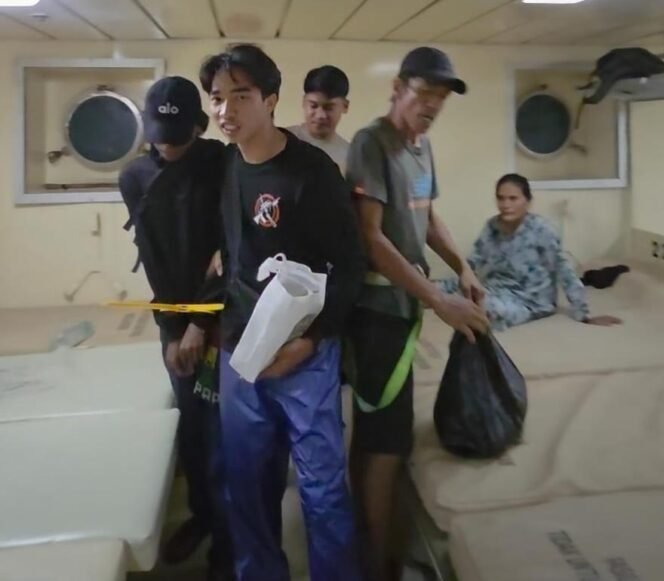 
					LIN (topi hitam dengan borgol kuning) pelaku pencurian dan penggelapan motor Honda Beat milik warga Malinau,  saat diamankan polisi di atas KM Bukit Siguntang, Tarakan. Dok.Polsek Nunukan.