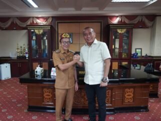 Islah : Wakil Bupati Nunukan, Hermanus dan Anggota DRPD Nunukan, Andre Pratama saling jabat pasca miss komunikasi yang terjadi dalam rapat di ruang Wakil Bupati Nunukan, Jumat (31/7/2026). Dok.Prokopim Nunukan.