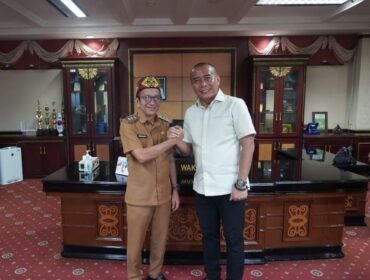 Islah : Wakil Bupati Nunukan, Hermanus dan Anggota DRPD Nunukan, Andre Pratama saling jabat pasca miss komunikasi yang terjadi dalam rapat di ruang Wakil Bupati Nunukan, Jumat (31/7/2026). Dok.Prokopim Nunukan.