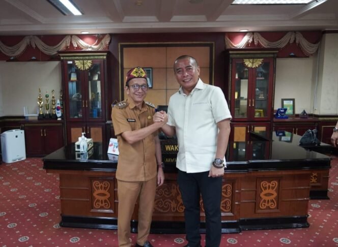 
					Islah : Wakil Bupati Nunukan, Hermanus dan Anggota DRPD Nunukan, Andre Pratama saling jabat pasca miss komunikasi yang terjadi dalam rapat di ruang Wakil Bupati Nunukan, Jumat (31/7/2026). Dok.Prokopim Nunukan.