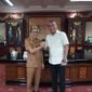 Islah : Wakil Bupati Nunukan, Hermanus dan Anggota DRPD Nunukan, Andre Pratama saling jabat pasca miss komunikasi yang terjadi dalam rapat di ruang Wakil Bupati Nunukan, Jumat (31/7/2026). Dok.Prokopim Nunukan.