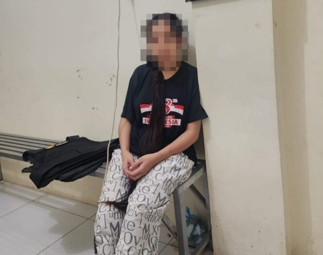 
					N (21) diduga sebagai pelaku sekaligus ibu dari bayi perempuan yang ditemukan tewas membusuk dalam tas hitam di semak semak pinggir pinggir jalan di Jalan Jenderal Sudirman RT. 004, Desa Padaidi, Sebatik Timur, pada Minggu (23/8/2026). Dok.Polres Nunukan.