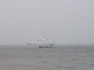 Kapal penumpang yang hendak berlabuh di Dermaga Pelabuhan Tunon Taka, Nunukan, terlihat samar akibat kabut asap yang terjadi Minggu (30/8/2026).