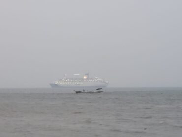 Kapal penumpang yang hendak berlabuh di Dermaga Pelabuhan Tunon Taka, Nunukan, terlihat samar akibat kabut asap yang terjadi Minggu (30/8/2026).