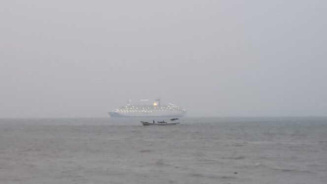 
					Kapal penumpang yang hendak berlabuh di Dermaga Pelabuhan Tunon Taka, Nunukan, terlihat samar akibat kabut asap yang terjadi Minggu (30/8/2026).