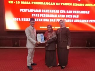 Bupati Nunukan Irwan Sabri bersama dua wakil Ketua DPRD Nunukan menunjukkan nota kesepakatan KUA PPAS Perubahan 2026 dan rancangan KUA PPAS 2027 dalam rapat paripurna, Senin (10/8/2026). Dok.Taufik.