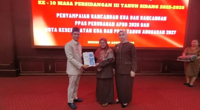 Bupati Nunukan Irwan Sabri bersama dua wakil Ketua DPRD Nunukan menunjukkan nota kesepakatan KUA PPAS Perubahan 2026 dan rancangan KUA PPAS 2027 dalam rapat paripurna, Senin (10/8/2026). Dok.Taufik.