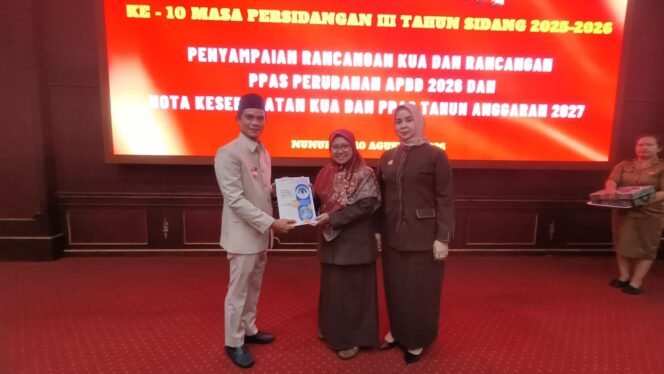
					Bupati Nunukan Irwan Sabri bersama dua wakil Ketua DPRD Nunukan menunjukkan nota kesepakatan KUA PPAS Perubahan 2026 dan rancangan KUA PPAS 2027 dalam rapat paripurna, Senin (10/8/2026). Dok.Taufik.