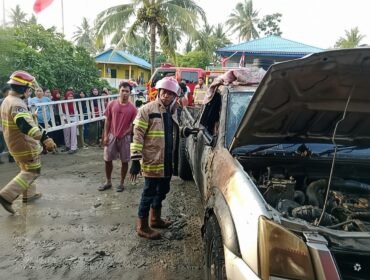 Petugas Damkar memastikan api benar benar padam saat peristiwa kebakaran di Tanjung Aru. Diduga akibat mesin pompa BBM korslet, api menghanguskan terasn rumah dan body mobil. Dok.Disdamkar Nunukan.