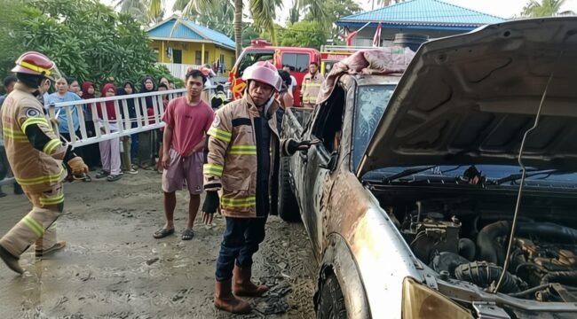 Petugas Damkar memastikan api benar benar padam saat peristiwa kebakaran di Tanjung Aru. Diduga akibat mesin pompa BBM korslet, api menghanguskan terasn rumah dan body mobil. Dok.Disdamkar Nunukan.