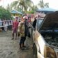 Petugas Damkar memastikan api benar benar padam saat peristiwa kebakaran di Tanjung Aru. Diduga akibat mesin pompa BBM korslet, api menghanguskan terasn rumah dan body mobil. Dok.Disdamkar Nunukan.