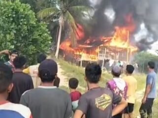Sebuah rumah panggung di Jalan Seimangkadu, RT 07, Kelurahan Tanjung Harapan, Nunukan Selatan, Nunukan, Kalimantan Utara, terbakar hebat pada Kamis (13/8/2026) sore. Dok.Disdamkar Nunukan.