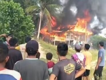 Sebuah rumah panggung di Jalan Seimangkadu, RT 07, Kelurahan Tanjung Harapan, Nunukan Selatan, Nunukan, Kalimantan Utara, terbakar hebat pada Kamis (13/8/2026) sore. Dok.Disdamkar Nunukan.