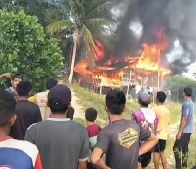 
					Sebuah rumah panggung di Jalan Seimangkadu, RT 07, Kelurahan Tanjung Harapan, Nunukan Selatan, Nunukan, Kalimantan Utara, terbakar hebat pada Kamis (13/8/2026) sore. Dok.Disdamkar Nunukan.