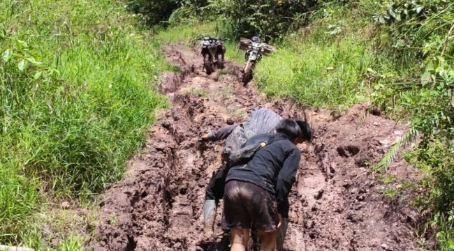 Masyarakat kesulitan menempuh jalan Krayan yang selalu menjelma lumpur kala  musim hujan. Dok.Josly.