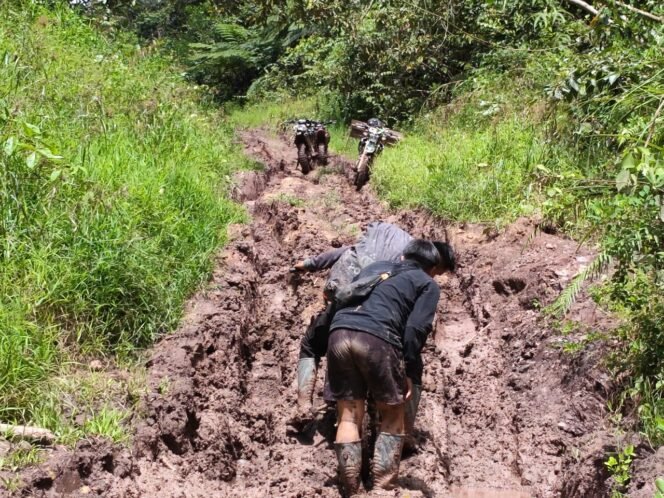 
					Masyarakat kesulitan menempuh jalan Krayan yang selalu menjelma lumpur kala  musim hujan. Dok.Josly.