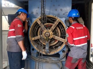 Petugas PLN melakukan perbaikan mesin demi memastikan kendala suplay listrik terkendali. Dok.PLN Nunukan.