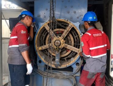 Petugas PLN melakukan perbaikan mesin demi memastikan kendala suplay listrik terkendali. Dok.PLN Nunukan.