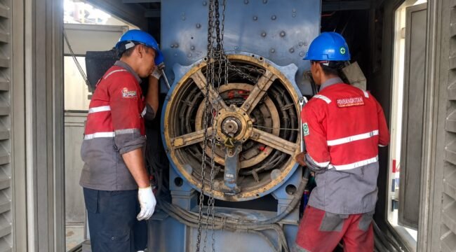Petugas PLN melakukan perbaikan mesin demi memastikan kendala suplay listrik terkendali. Dok.PLN Nunukan.