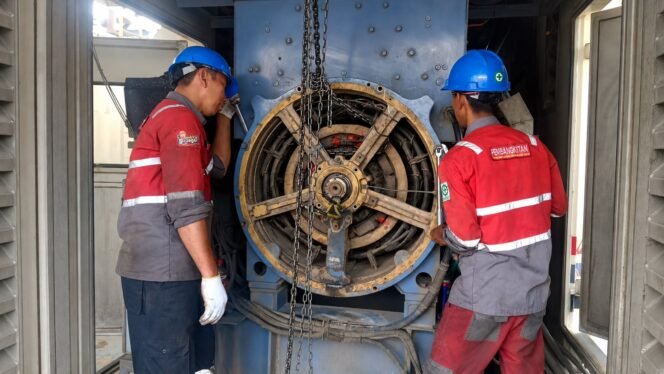 
					Petugas PLN melakukan perbaikan mesin demi memastikan kendala suplay listrik terkendali. Dok.PLN Nunukan.