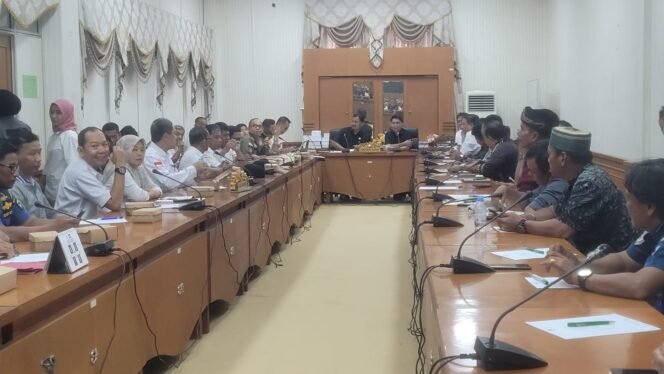 
					RDP membahas minimnya kuota BBM subsidi untuk petani dan nelayan di perbatasan RI - Malaysia.