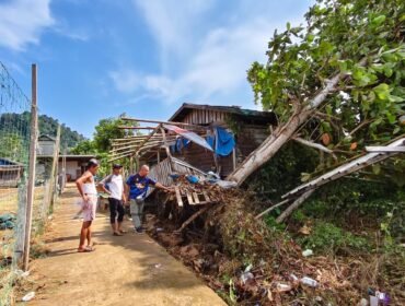 Salah satu rumah warga Desa Pembeliangan yang terangkat dan miring ke belakang akibat terpaan angin kencang, Selasa (18/8/2026) siang. Dok.BPBD Nunukan.