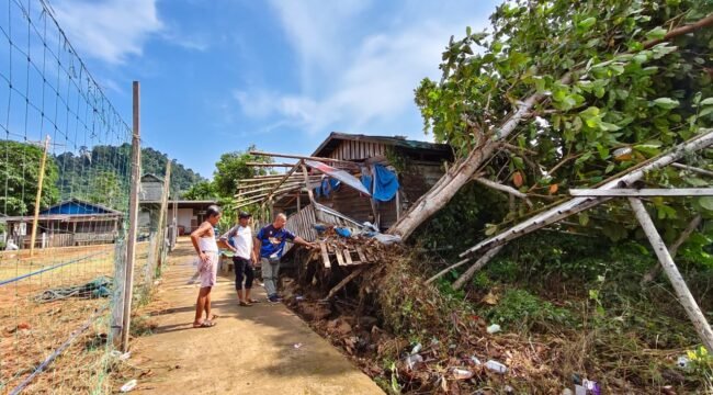 Salah satu rumah warga Desa Pembeliangan yang terangkat dan miring ke belakang akibat terpaan angin kencang, Selasa (18/8/2026) siang. Dok.BPBD Nunukan.