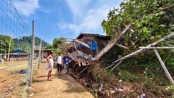 
					Salah satu rumah warga Desa Pembeliangan yang terangkat dan miring ke belakang akibat terpaan angin kencang, Selasa (18/8/2026) siang. Dok.BPBD Nunukan.