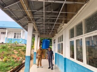 Anggota DPRD Nunukan, Andi Fajrul Syam saat monitoring kondisi SMPN 4 Nunukan Selatan. Kekurangan RKB jadi sorotan utama. Dok.DPRD Nunukan.