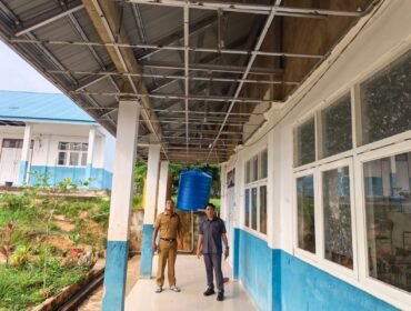 Anggota DPRD Nunukan, Andi Fajrul Syam saat monitoring kondisi SMPN 4 Nunukan Selatan. Kekurangan RKB jadi sorotan utama. Dok.DPRD Nunukan.