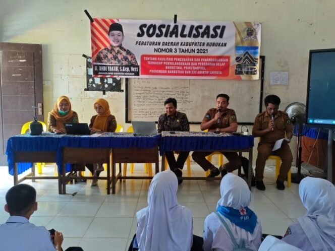 
					Anggota DPRD Nunukan, Kalimantan Utara, Andi Yakub, menggelar Sosialisasi Peraturan Daerah (Sosper) Nomor 3 Tahun 2021 Tentang Fasilitasi Pencegahan dan Penanggulangan terhadap Penyalahgunaan dan Peredaran Gelap Narkotika, Psikotropika, Prekursor Narkotika dan Zat Adiktif Lainnya, di SMPN 02 Sebatik Barat. Dok.DPRD Nunukan.